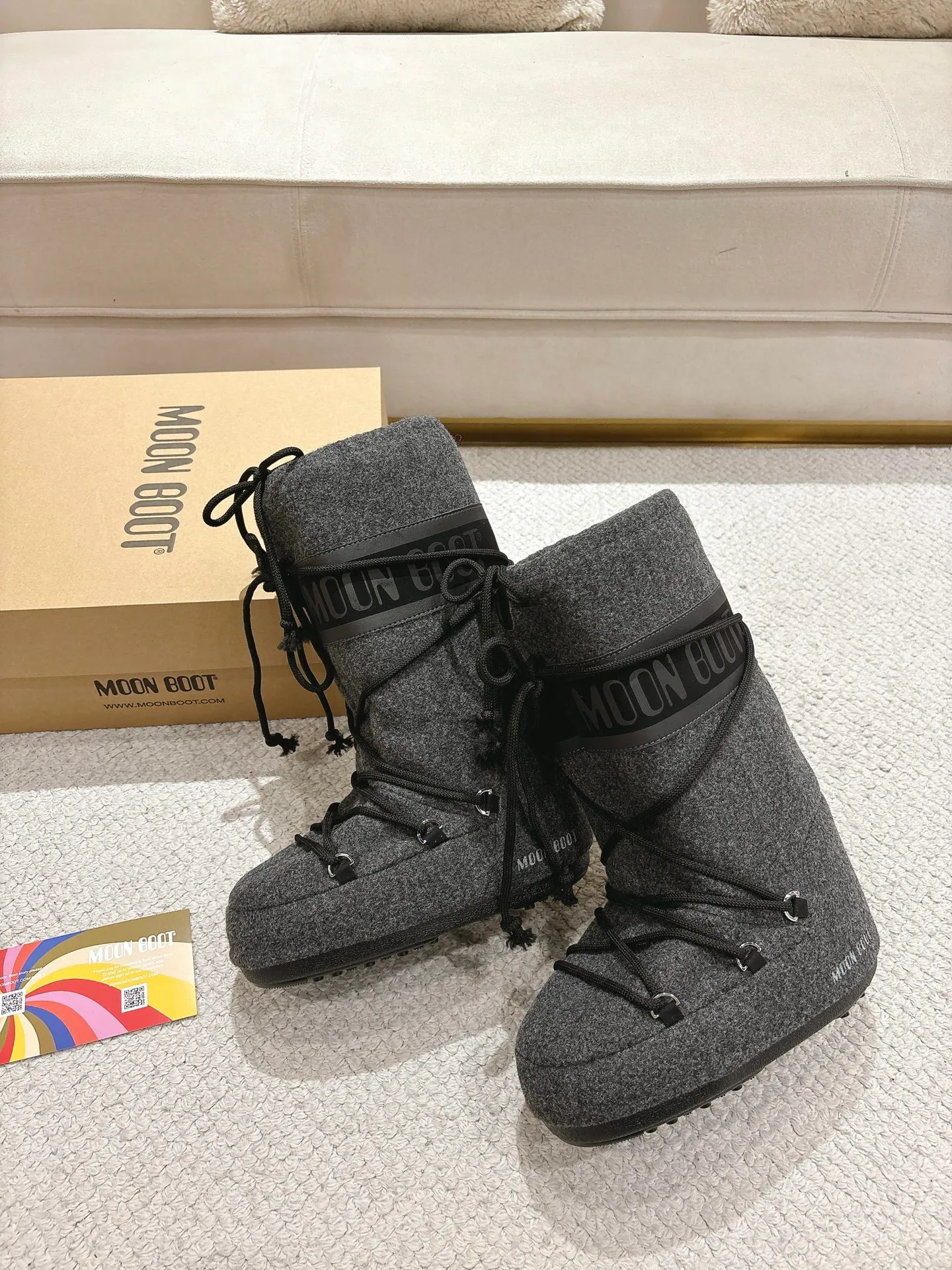 p660 [Exclusive top quality | New upgrade] Moon Boot 2025 autumn and winter hot snow boots are here! Don’t just focus on UGG anymore, fashionistas have already changed to these "ugly moon boots" ✨ 🔥Forget UGG! The Moon Boot that was once popular throughout the millennium is back! At that time, Paris Hilton, Victoria Beckham and other top icons were wearing it. Now with the strong return of the Y2K trend, the same QQ show outfit is a must-have for young people!  👢Hidden within 4cm, the legs are slimmer. 💫Looks fluffy, but actually looks slimmer. ❄️Full marks for thermal insulation, no longer cold in winter. 🌟Same style for men and women, regardless of left or right, easy to match. Don’t look at it’s cute appearance, but it instantly transforms into a trend focus! If you want both warmth and style, this is a must-have! ❶Material: original customized nylon cloth ❷Lining: original 100% silk cotton liner ❸Feet: original 100% silk cotton liner ❹Outsole: original molded two-color non-slip outsole ❺Sole thickness: 4cm (including inner height increase) ❻Code number: 35/38; 39/41 ❼Packaging: original full set of packaging ☀Color: official website updated simultaneously